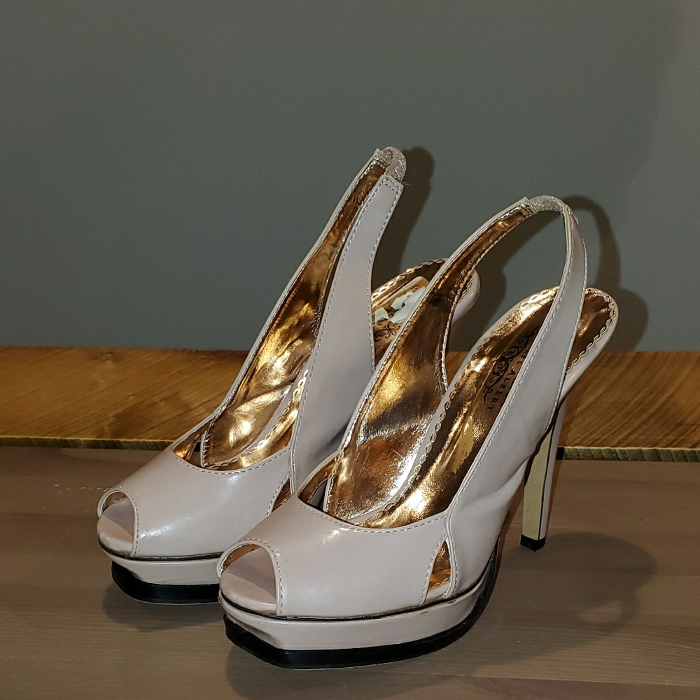 Women's size 6 high heel shoe